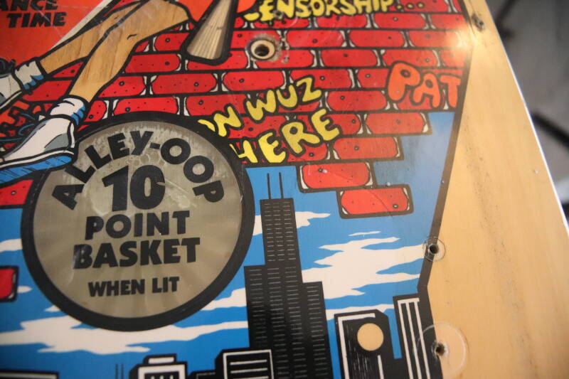 Gottlieb Hoops playfield speelveld schade herstel restoration flipperspeelveld restauratie art airbrush airbrushing flipperkast reparatie