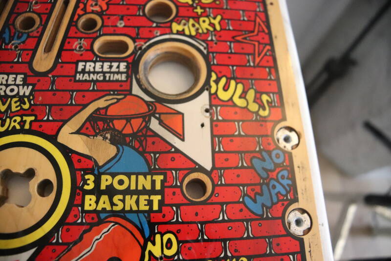 Gottlieb Hoops playfield speelveld schade herstel restoration flipperspeelveld restauratie art airbrush airbrushing flipperkast reparatie