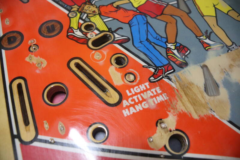 Gottlieb Hoops playfield speelveld schade herstel restoration flipperspeelveld restauratie art airbrush airbrushing flipperkast reparatie