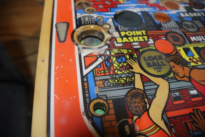 Gottlieb Hoops playfield speelveld schade herstel restoration flipperspeelveld restauratie art airbrush airbrushing flipperkast reparatie