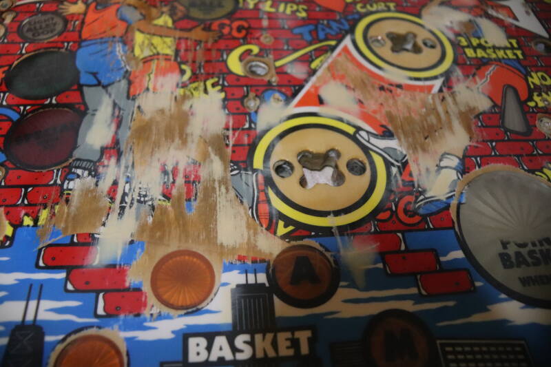 Gottlieb Hoops playfield speelveld schade herstel restoration flipperspeelveld restauratie art airbrush airbrushing flipperkast reparatie