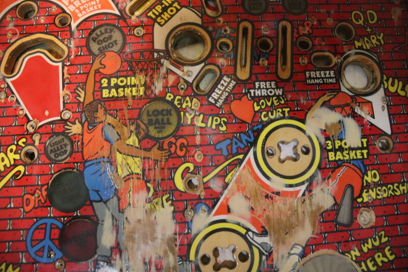 Gottlieb Hoops playfield speelveld schade herstel restoration flipperspeelveld restauratie art airbrush airbrushing flipperkast reparatie