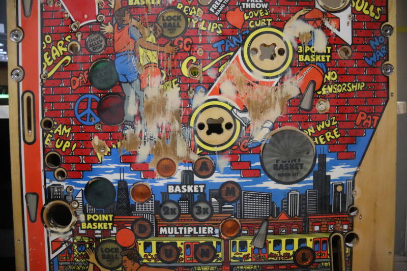 Gottlieb Hoops playfield speelveld schade herstel restoration flipperspeelveld restauratie art airbrush airbrushing flipperkast reparatie