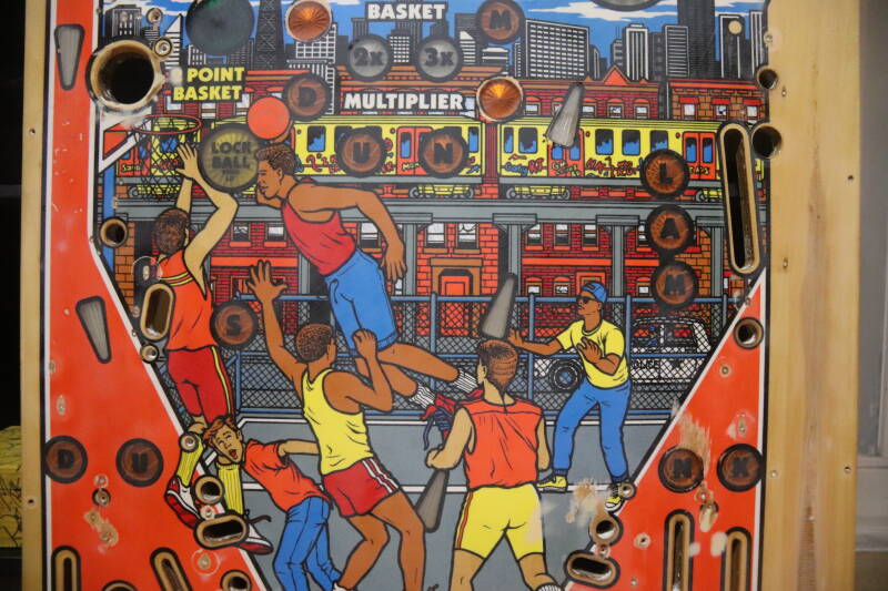 Gottlieb Hoops playfield speelveld schade herstel restoration flipperspeelveld restauratie art airbrush airbrushing flipperkast reparatie