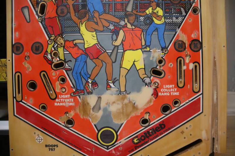 Gottlieb Hoops playfield speelveld schade herstel restoration flipperspeelveld restauratie art airbrush airbrushing flipperkast reparatie