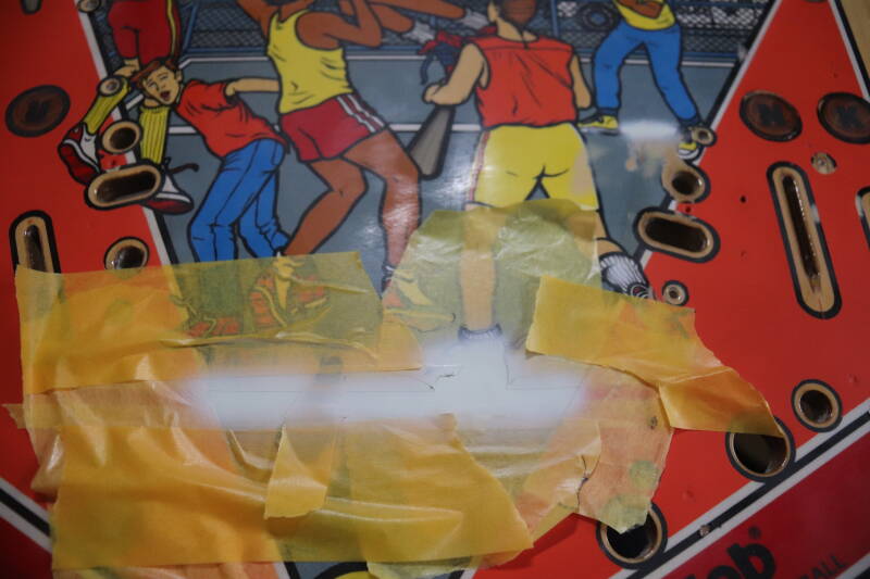 Gottlieb Hoops playfield speelveld schade herstel restoration flipperspeelveld restauratie art airbrush airbrushing flipperkast reparatie