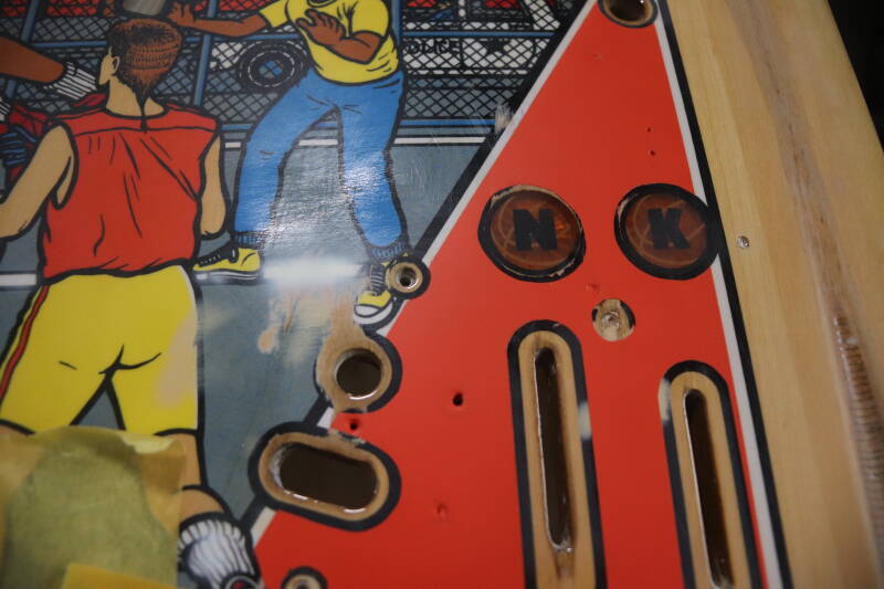 Gottlieb Hoops playfield speelveld schade herstel restoration flipperspeelveld restauratie art airbrush airbrushing flipperkast reparatie