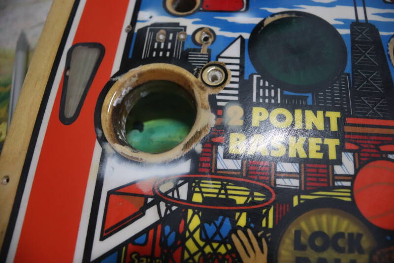 Gottlieb Hoops playfield speelveld schade herstel restoration flipperspeelveld restauratie art airbrush airbrushing flipperkast reparatie