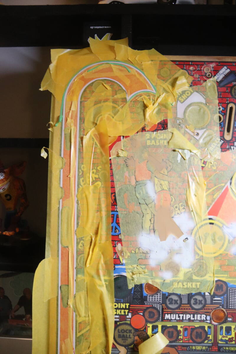 Gottlieb Hoops playfield speelveld schade herstel restoration flipperspeelveld restauratie art airbrush airbrushing flipperkast reparatie