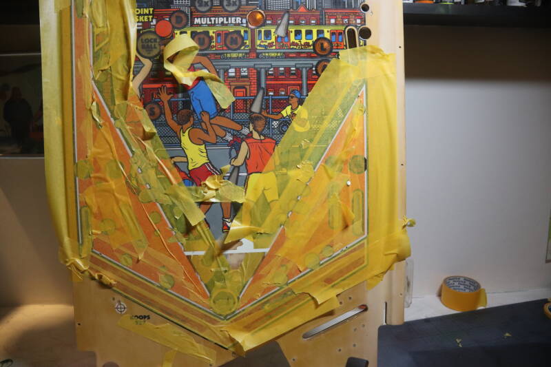 Gottlieb Hoops playfield speelveld schade herstel restoration flipperspeelveld restauratie art airbrush airbrushing flipperkast reparatie