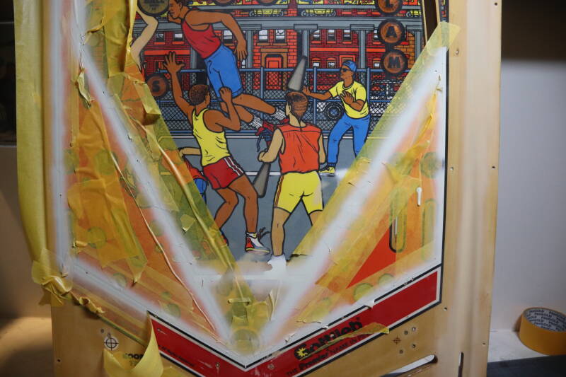 Gottlieb Hoops playfield speelveld schade herstel restoration flipperspeelveld restauratie art airbrush airbrushing flipperkast reparatie