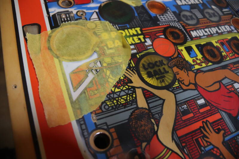 Gottlieb Hoops playfield speelveld schade herstel restoration flipperspeelveld restauratie art airbrush airbrushing flipperkast reparatie