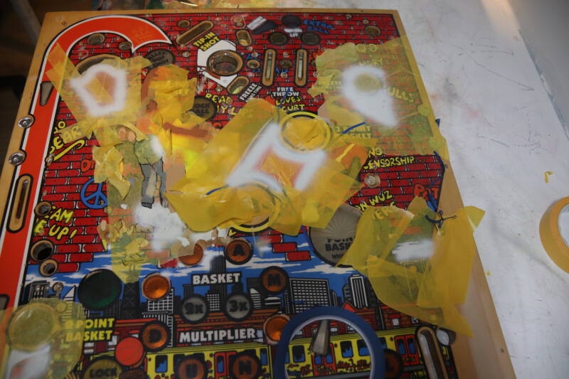 Gottlieb Hoops playfield speelveld schade herstel restoration flipperspeelveld restauratie art airbrush airbrushing flipperkast reparatie