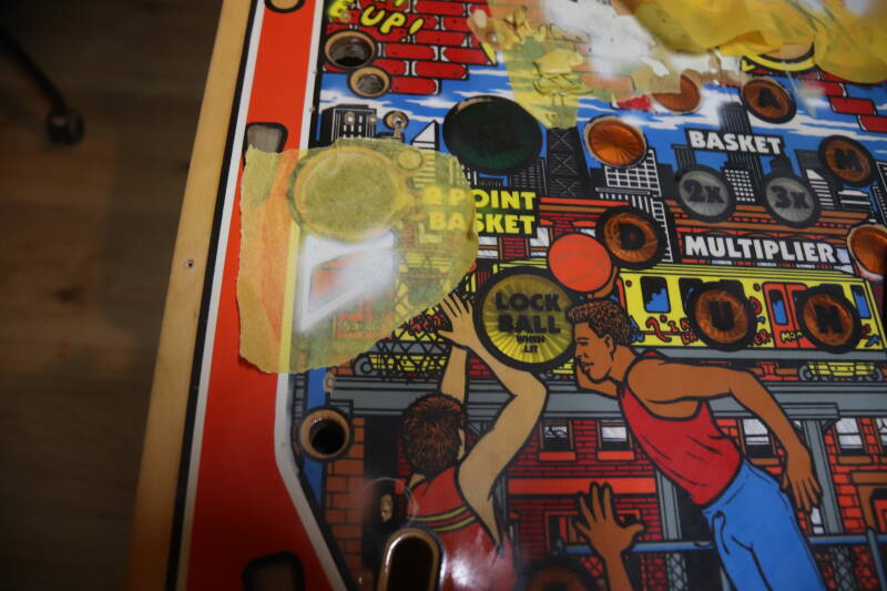 Gottlieb Hoops playfield speelveld schade herstel restoration flipperspeelveld restauratie art airbrush airbrushing flipperkast reparatie