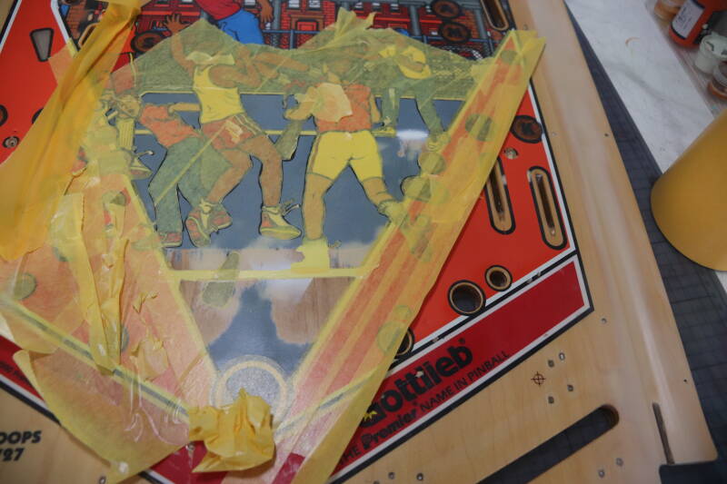 Gottlieb Hoops playfield speelveld schade herstel restoration flipperspeelveld restauratie art airbrush airbrushing flipperkast reparatie