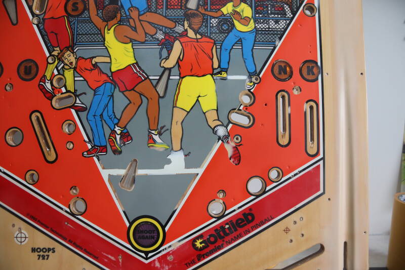 Gottlieb Hoops playfield speelveld schade herstel restoration flipperspeelveld restauratie art airbrush airbrushing flipperkast reparatie