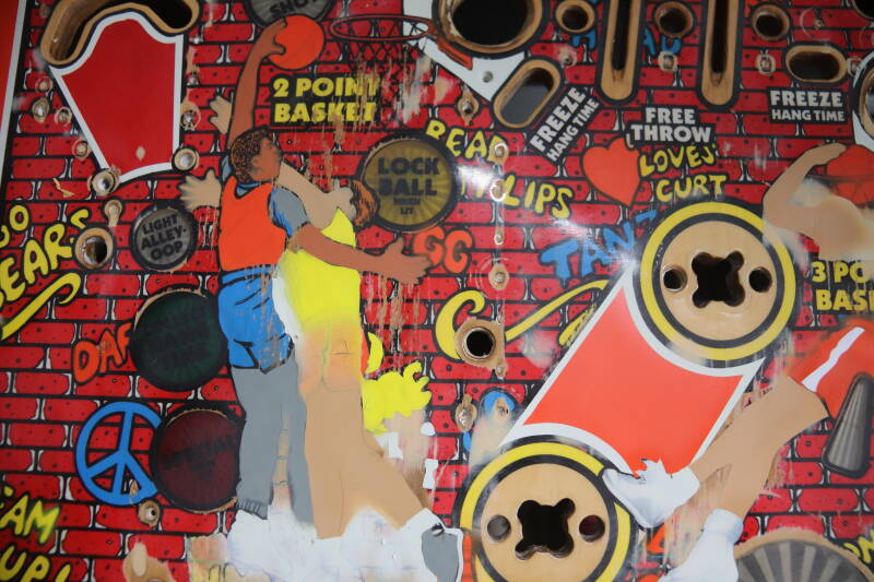 Gottlieb Hoops playfield speelveld schade herstel restoration flipperspeelveld restauratie art airbrush airbrushing flipperkast reparatie