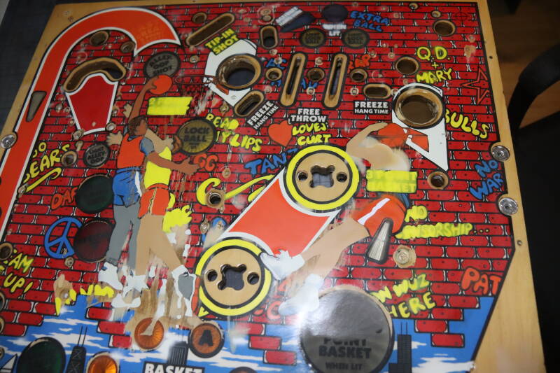 Gottlieb Hoops playfield speelveld schade herstel restoration flipperspeelveld restauratie art airbrush airbrushing flipperkast reparatie