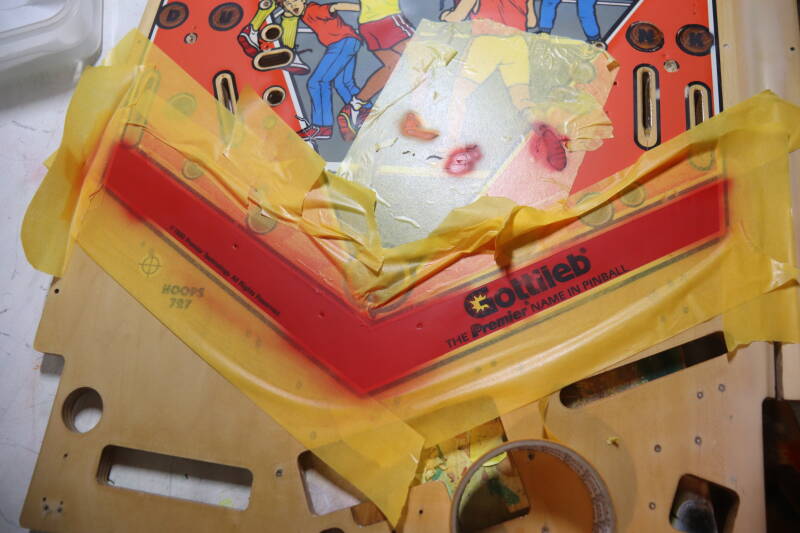 Gottlieb Hoops playfield speelveld schade herstel restoration flipperspeelveld restauratie art airbrush airbrushing flipperkast reparatie