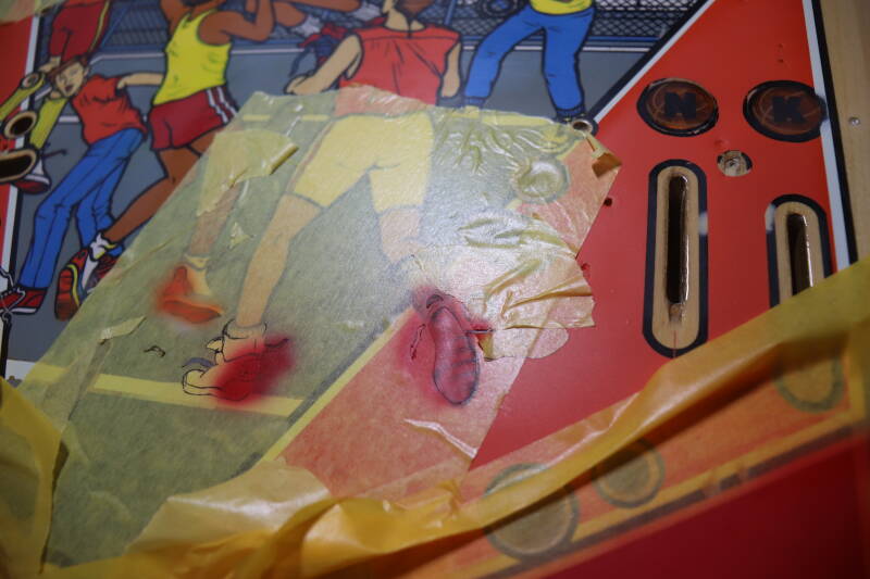 Gottlieb Hoops playfield speelveld schade herstel restoration flipperspeelveld restauratie art airbrush airbrushing flipperkast reparatie