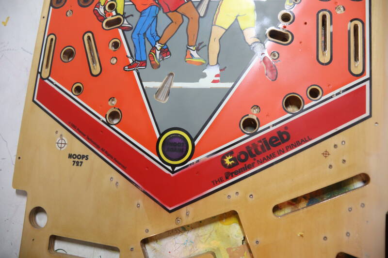 Gottlieb Hoops playfield speelveld schade herstel restoration flipperspeelveld restauratie art airbrush airbrushing flipperkast reparatie