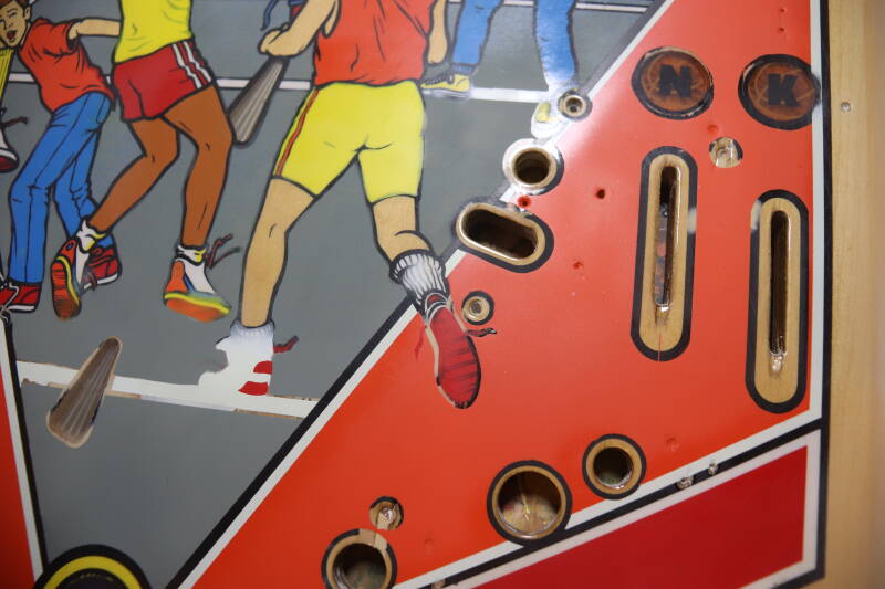 Gottlieb Hoops playfield speelveld schade herstel restoration flipperspeelveld restauratie art airbrush airbrushing flipperkast reparatie