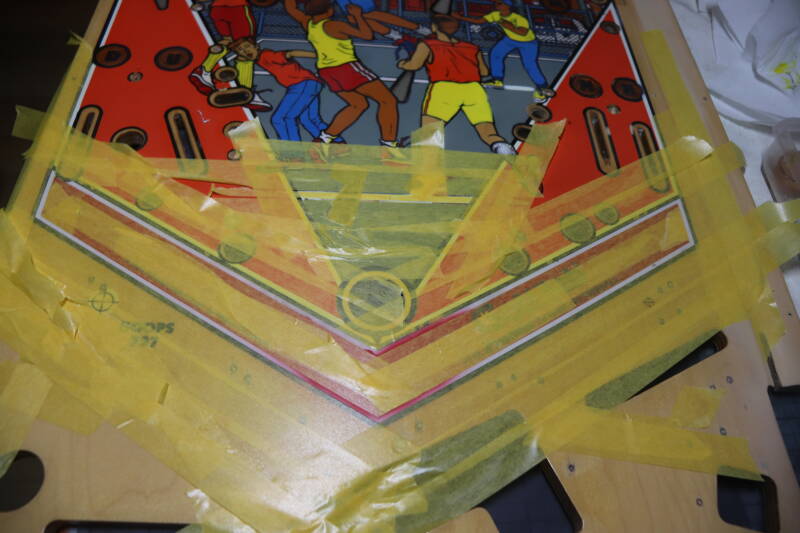 Gottlieb Hoops playfield speelveld schade herstel restoration flipperspeelveld restauratie art airbrush airbrushing flipperkast reparatie