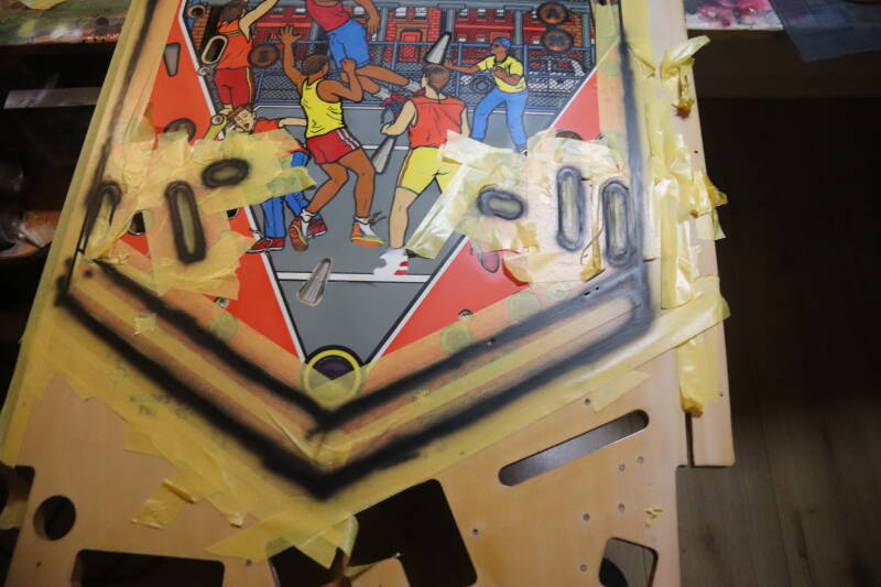 Gottlieb Hoops playfield speelveld schade herstel restoration flipperspeelveld restauratie art airbrush airbrushing flipperkast reparatie