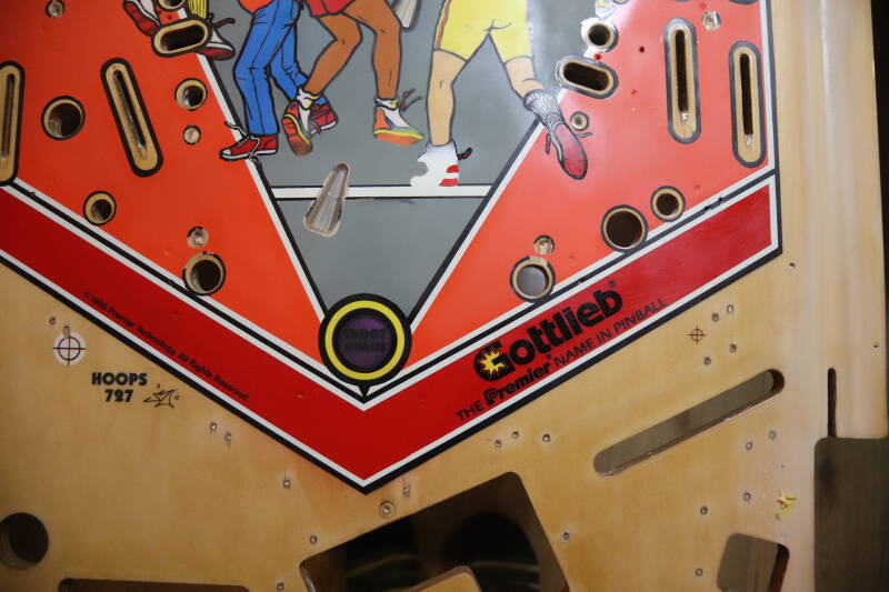 Gottlieb Hoops playfield speelveld schade herstel restoration flipperspeelveld restauratie art airbrush airbrushing flipperkast reparatie