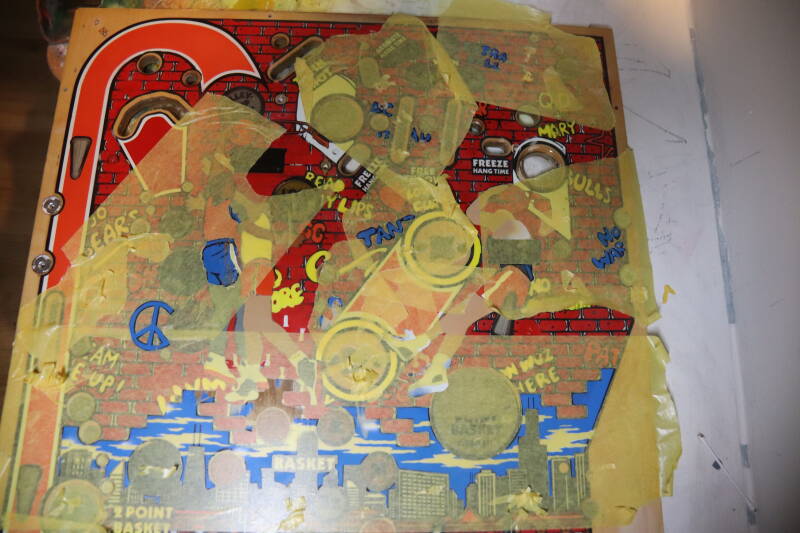 Gottlieb Hoops playfield speelveld schade herstel restoration flipperspeelveld restauratie art airbrush airbrushing flipperkast reparatie