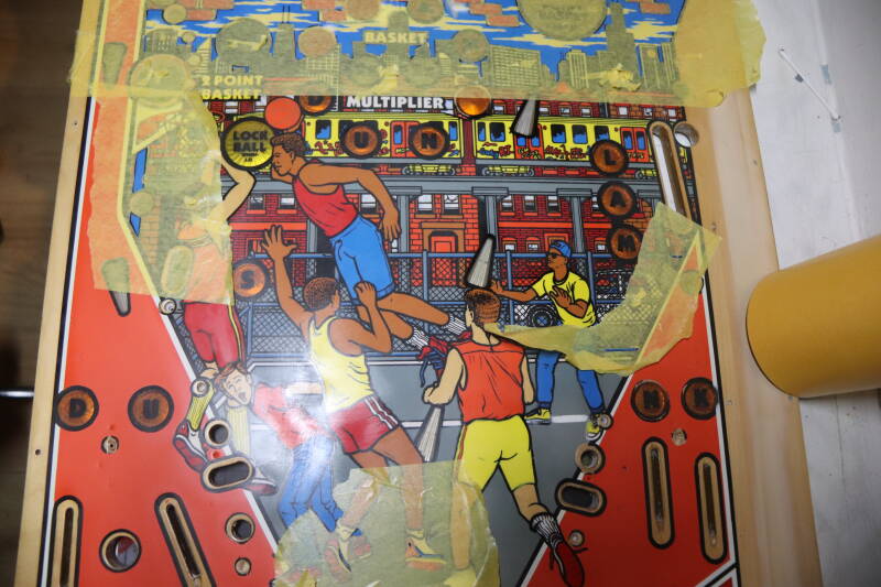 Gottlieb Hoops playfield speelveld schade herstel restoration flipperspeelveld restauratie art airbrush airbrushing flipperkast reparatie