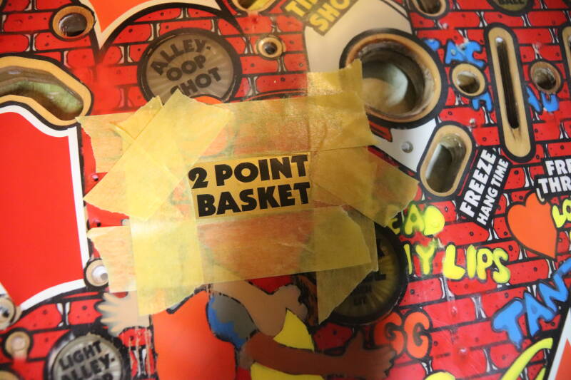 Gottlieb Hoops playfield speelveld schade herstel restoration flipperspeelveld restauratie art airbrush airbrushing flipperkast reparatie