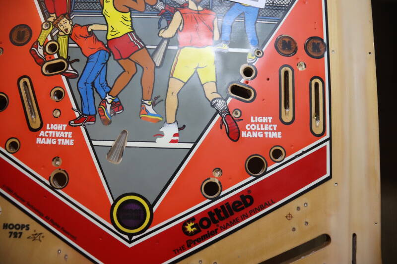 Gottlieb Hoops playfield speelveld schade herstel restoration flipperspeelveld restauratie art airbrush airbrushing flipperkast reparatie