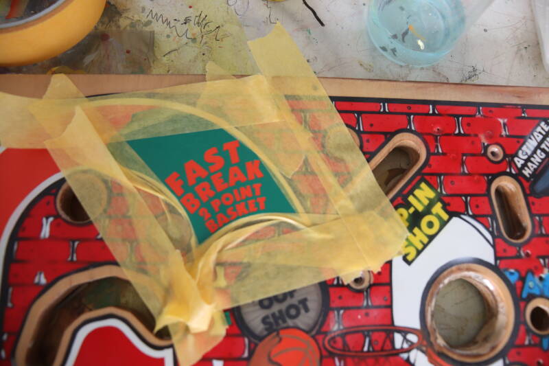 Gottlieb Hoops playfield speelveld schade herstel restoration flipperspeelveld restauratie art airbrush airbrushing flipperkast reparatie