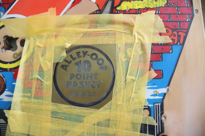 Gottlieb Hoops playfield speelveld schade herstel restoration flipperspeelveld restauratie art airbrush airbrushing flipperkast reparatie