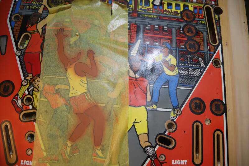 Gottlieb Hoops playfield speelveld schade herstel restoration flipperspeelveld restauratie art airbrush airbrushing flipperkast reparatie