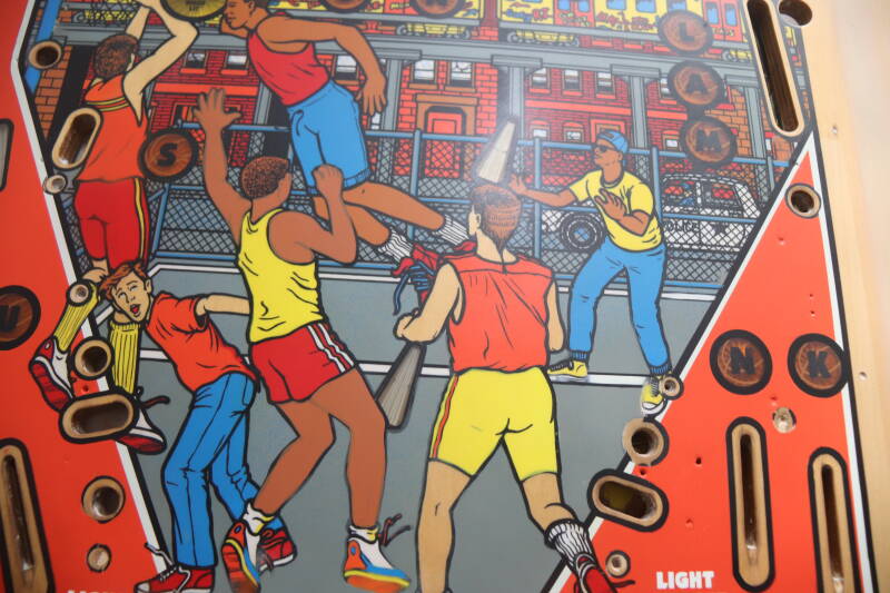 Gottlieb Hoops playfield speelveld schade herstel restoration flipperspeelveld restauratie art airbrush airbrushing flipperkast reparatie