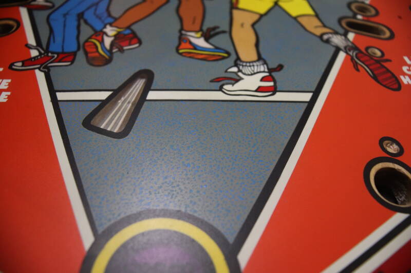 Gottlieb Hoops playfield speelveld schade herstel restoration flipperspeelveld restauratie art airbrush airbrushing flipperkast reparatie