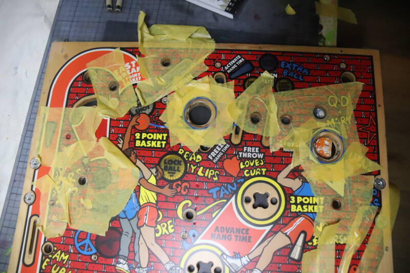 Gottlieb Hoops playfield speelveld schade herstel restoration flipperspeelveld restauratie art airbrush airbrushing flipperkast reparatie