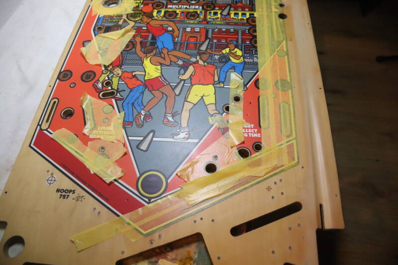 Gottlieb Hoops playfield speelveld schade herstel restoration flipperspeelveld restauratie art airbrush airbrushing flipperkast reparatie