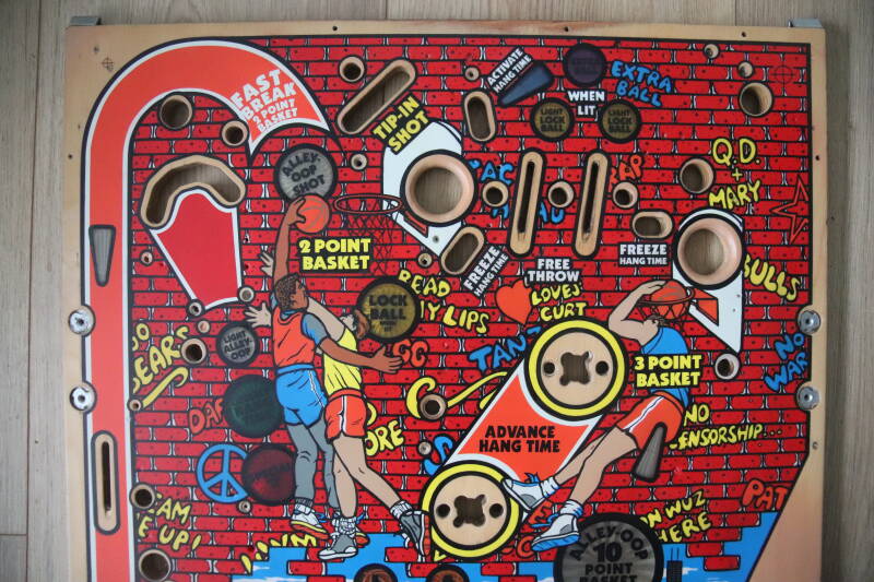 Gottlieb Hoops playfield speelveld schade herstel restoration flipperspeelveld restauratie art airbrush airbrushing flipperkast reparatie