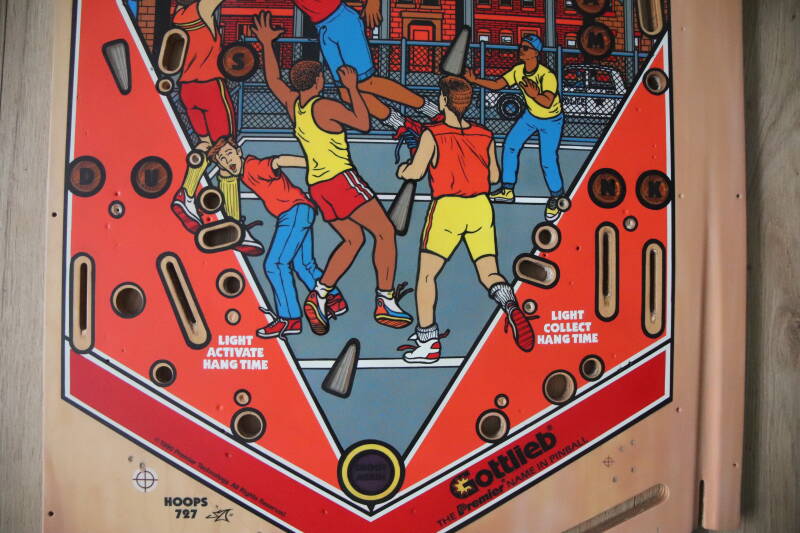 Gottlieb Hoops playfield speelveld schade herstel restoration flipperspeelveld restauratie art airbrush airbrushing flipperkast reparatie