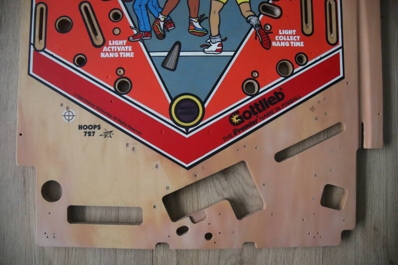 Gottlieb Hoops playfield speelveld schade herstel restoration flipperspeelveld restauratie art airbrush airbrushing flipperkast reparatie