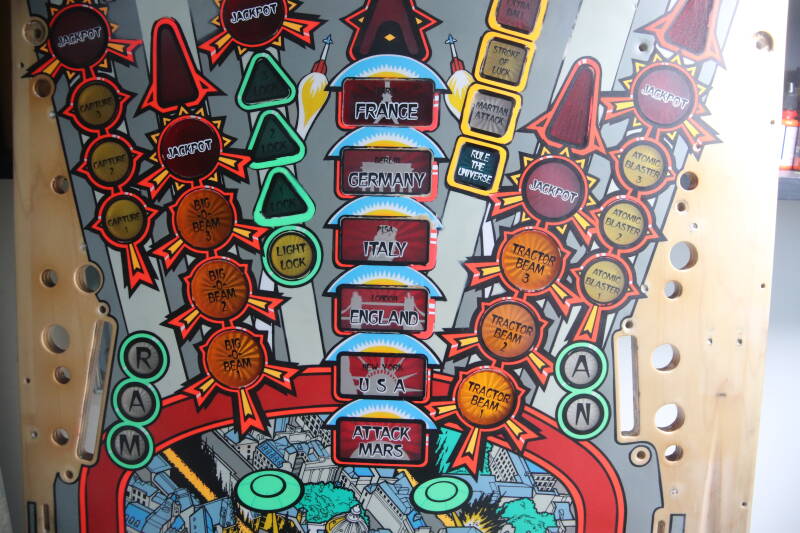 Bally Attack From Mars playfield speelveld schade herstel restoration flipperspeelveld restauratie art airbrush airbrushing flipperkast reparatie