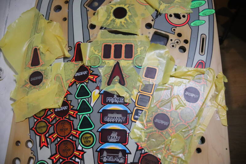 Bally Attack From Mars playfield speelveld schade herstel restoration flipperspeelveld restauratie art airbrush airbrushing flipperkast reparatie