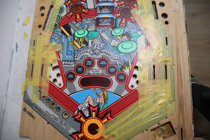 Bally Attack From Mars playfield speelveld schade herstel restoration flipperspeelveld restauratie art airbrush airbrushing flipperkast reparatie