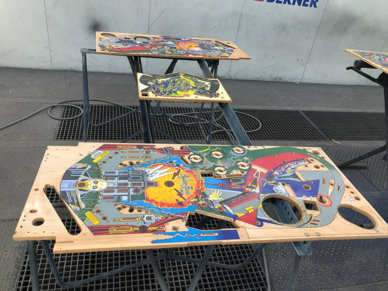 Bally The Addams Family Playfield restoration. flipperspeelveld restauratie art airbrush airbrushing flipperkast reparatie