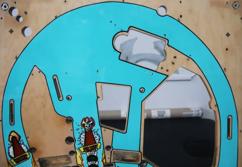 Williams White Water playfield restoration flipperspeelveld restauratie art airbrush airbrushing