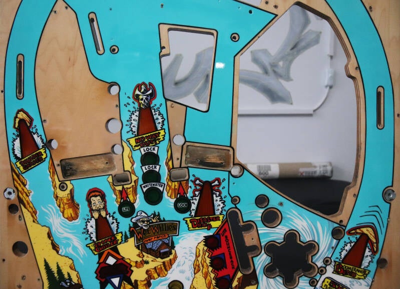 Williams White Water playfield restoration flipperspeelveld restauratie art airbrush airbrushing