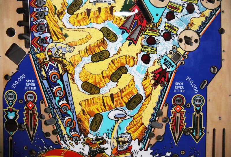 Williams White Water playfield restoration flipperspeelveld restauratie art airbrush airbrushing